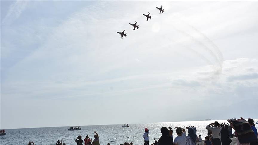 Türk Yıldızları'ndan Antalya semalarında "Ata'ya saygı" uçuşu! İzleyenleri büyüledi 3