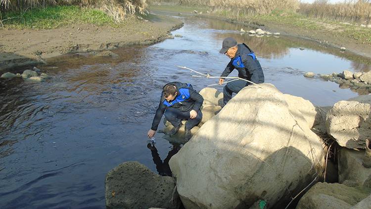 Gaziantep'teki Karasu Çayı'nda korkutan manzara 1