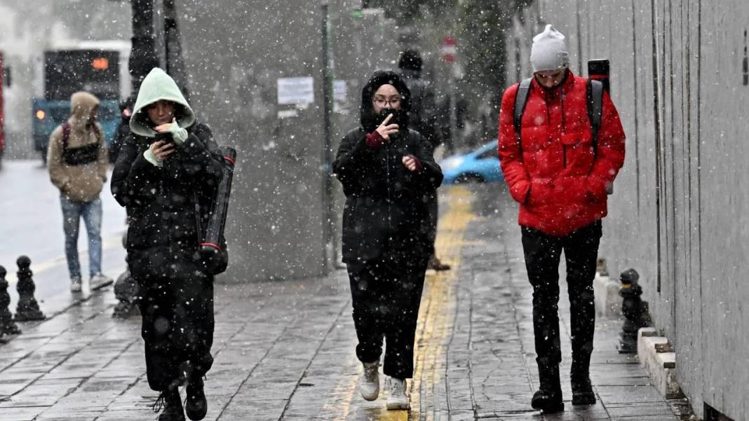 Sağanak Türkiye'yi esir alacak: İstanbul dahil 17 ilde işi olmayan dışarı çıkmasın... Saatlerce sürecek 7