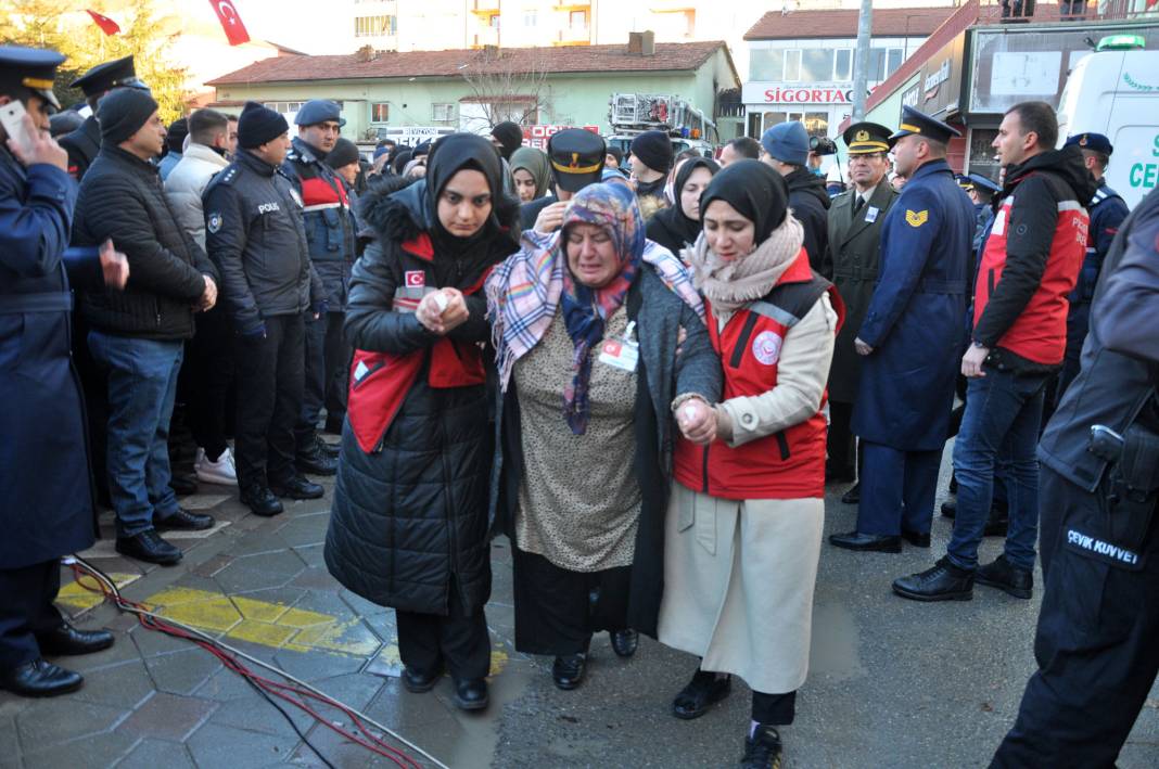 48 saat içinde 12 asker! 7’den 70’e herkes Türkiye şehitlerine ağladı 13