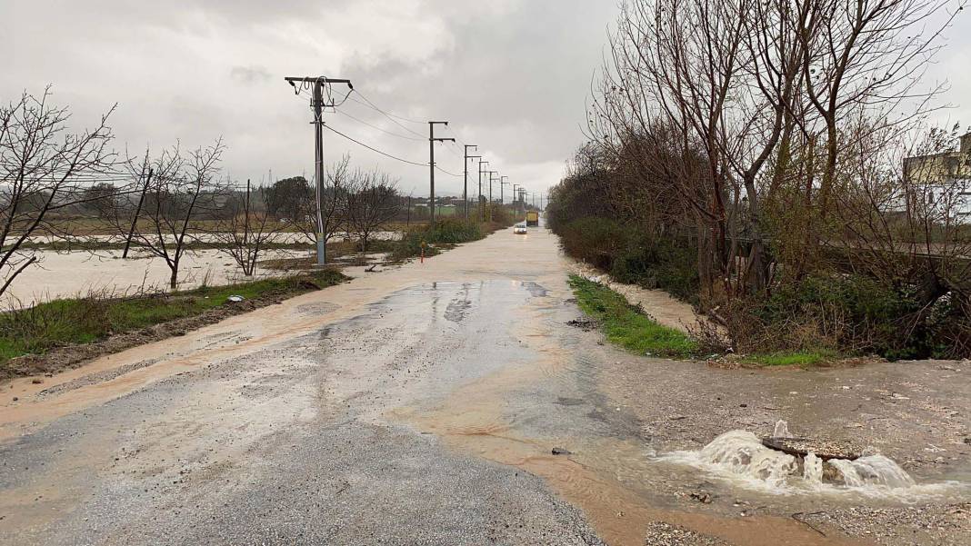 Çanakkale’yi sağanak sonrası sel vurdu! Dereler taştı, otomobiller suya kapıldı, evleri su bastı 5