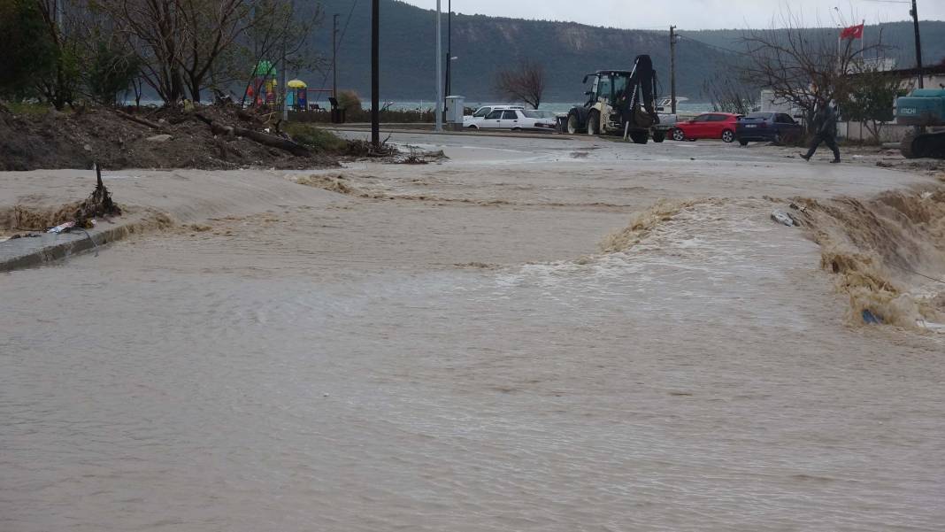 Çanakkale’yi sağanak sonrası sel vurdu! Dereler taştı, otomobiller suya kapıldı, evleri su bastı 1