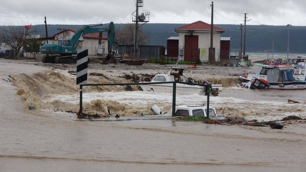 Çanakkale’yi sağanak sonrası sel vurdu! Dereler taştı, otomobiller suya kapıldı, evleri su bastı 4