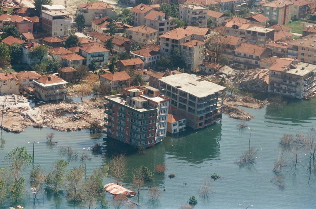 Hakkari'de peş peşe meydana gelen depremlerin ardından Naci Görür'den korkutan uyarı 3