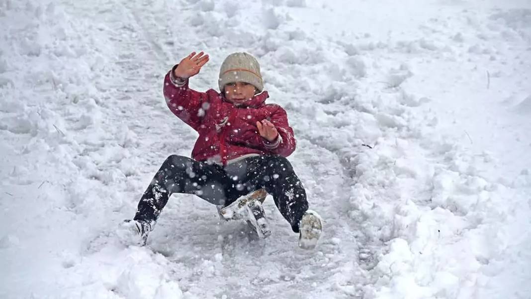 Meteoroloji tek tek uyardı: O illere sağanak yağış, kar ve çığ geliyor... 11