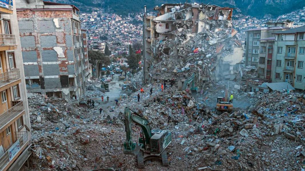 6 Şubat depremlerinin üzerinden 1 yıl geçti!  Mezarlıktaki herkesin ölüm tarihi aynı, acısı hala ilk günkü gibi 3