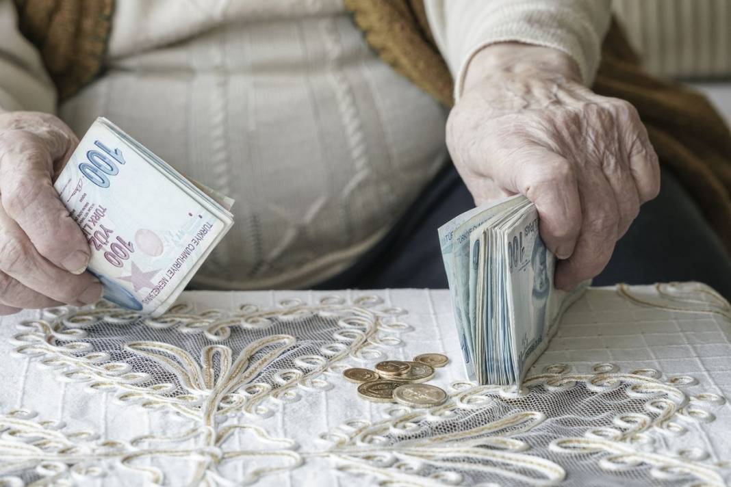 Emeklilerin yüzünü güldürecek ikramiye gelişmesi: Emekliye 4 bin TL mi 10 bin TL mi derken tam 15 bin lira sürprizi 6