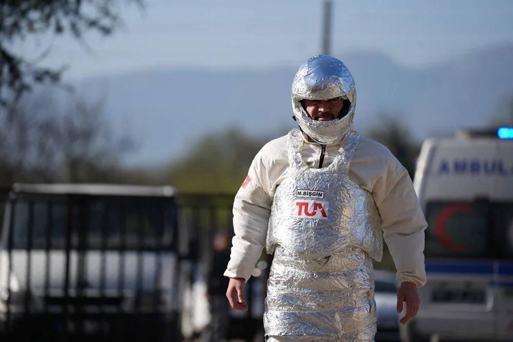 Sandık başından ilginç görüntüler gelmeye devam ediyor! Kral olan da var astronot olan da... 9