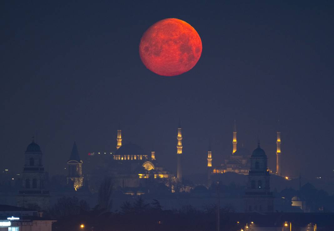 İstanbul'da kartpostallık görüntüler... Dolunay manzarası mest etti 8