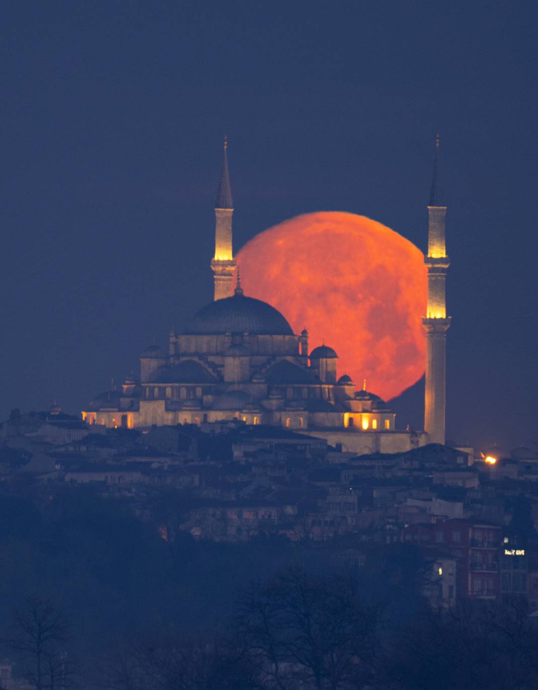 İstanbul'da kartpostallık görüntüler... Dolunay manzarası mest etti 10