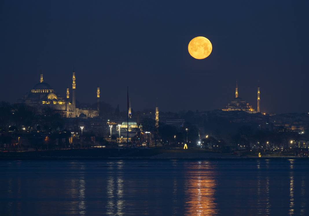 İstanbul'da kartpostallık görüntüler... Dolunay manzarası mest etti 4