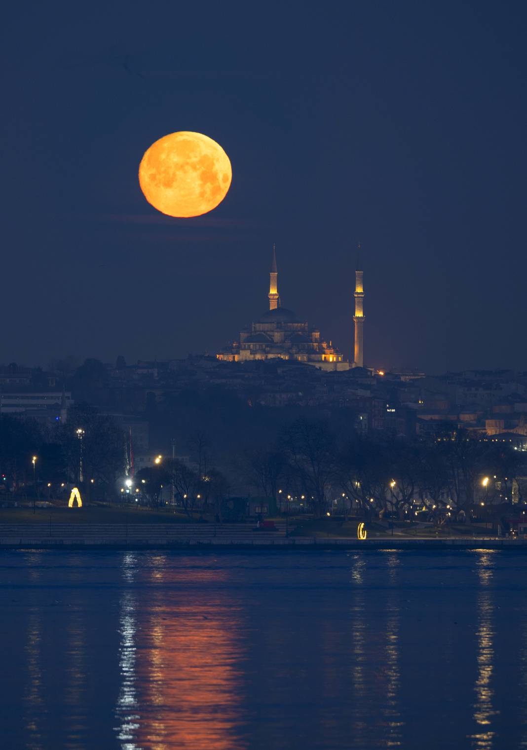 İstanbul'da kartpostallık görüntüler... Dolunay manzarası mest etti 6