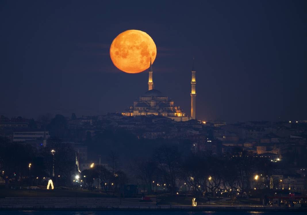 İstanbul'da kartpostallık görüntüler... Dolunay manzarası mest etti 5