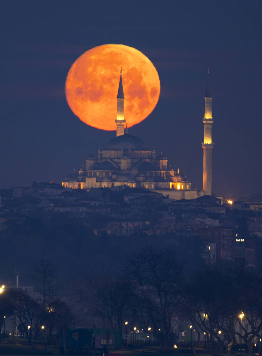 İstanbul'da kartpostallık görüntüler... Dolunay manzarası mest etti 2