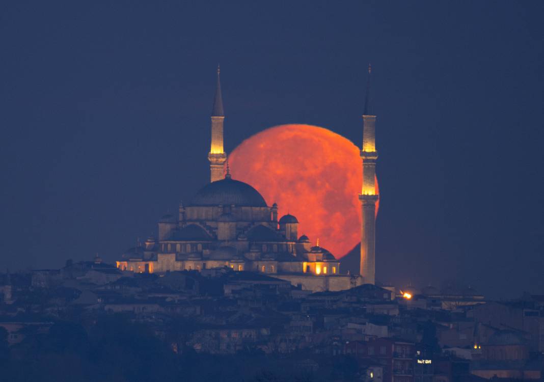 İstanbul'da kartpostallık görüntüler... Dolunay manzarası mest etti 9