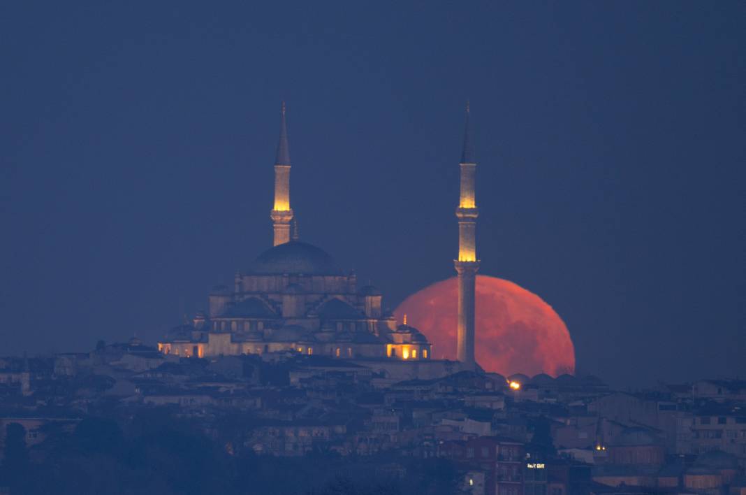 İstanbul'da kartpostallık görüntüler... Dolunay manzarası mest etti 3