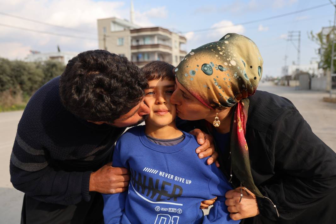 9 yaşındaki çocuğun gözleri herkesi büyüledi! Biri mavi biri kahve 1