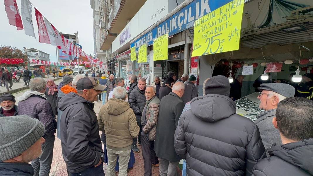 Kilosu 75 TL'den 25 TL'ye düştü gören sıraya girmek için birbiriyle yarıştı 1