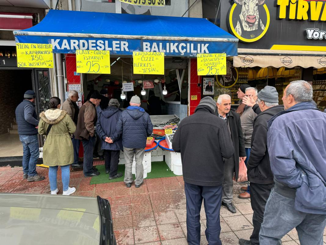 Kilosu 75 TL'den 25 TL'ye düştü gören sıraya girmek için birbiriyle yarıştı 3