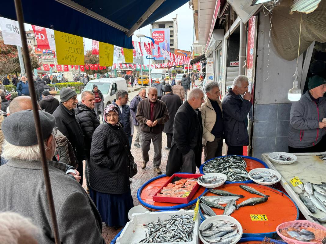 Kilosu 75 TL'den 25 TL'ye düştü gören sıraya girmek için birbiriyle yarıştı 4