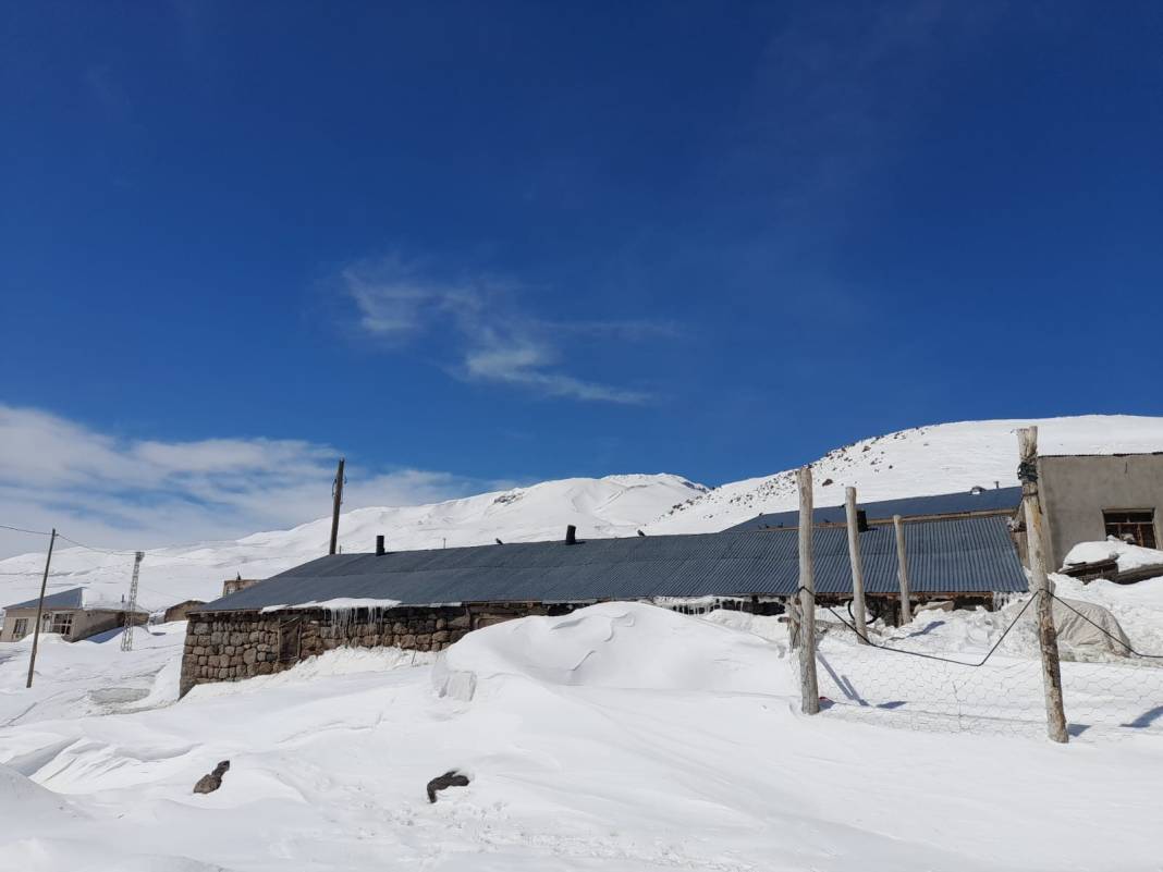 Kar tüm köyü yuttu evlerine girmek için tünel kazdılar 3