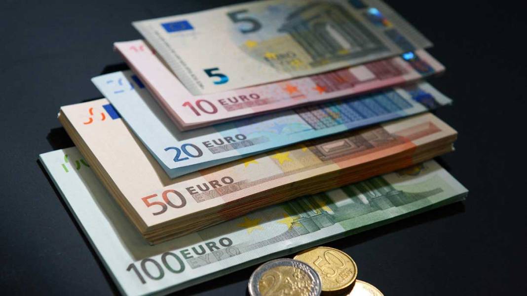 Elinde euro ve doları olanlar dikkat çarşı pazar karışacak! Ünlü ekonomist OHAL başladı diyerek yükseliş için net tarih verdi 2