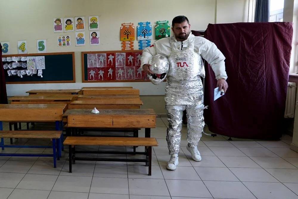 Sandık başından ilginç görüntüler gelmeye devam ediyor! Kral olan da var astronot olan da... 2