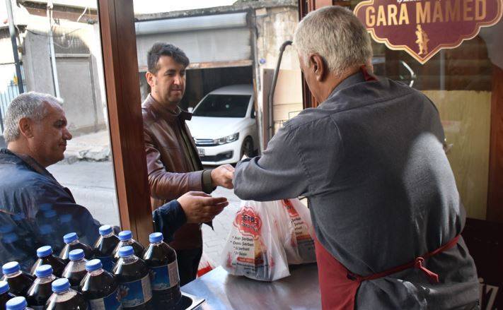 Litresi 12 liradan satılıyor kapıda kuyruk oluyorlar! İftar sofralarının vazgeçilmez şifa deposu olarak biliniyor 4