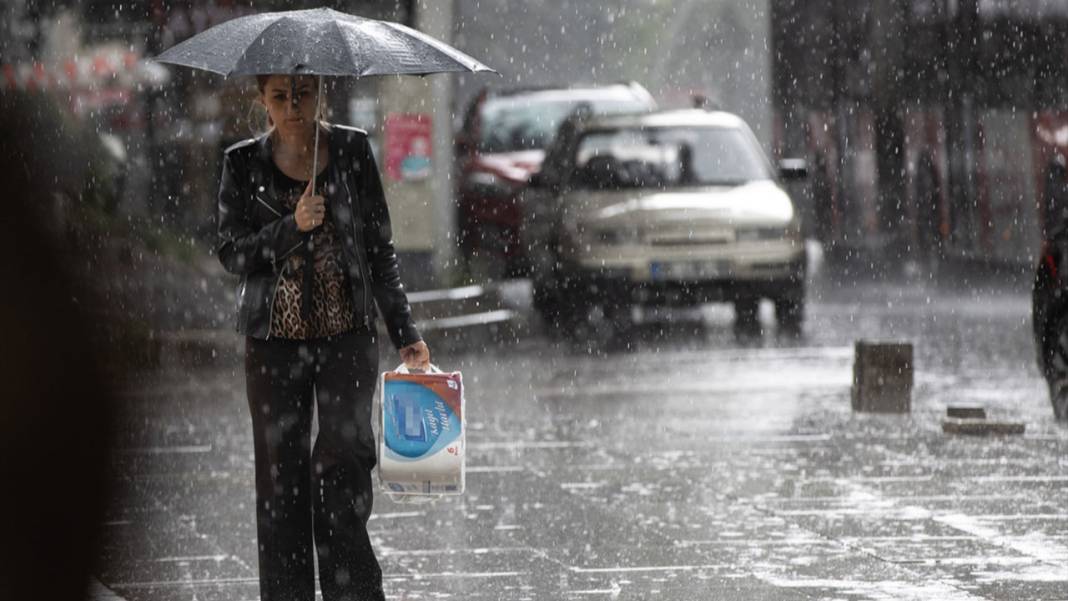 Meteoroloji'den 10 ile kritik uyarı: Fırtına, sağanak, sel ve çığ... Günlerce sürecek 10