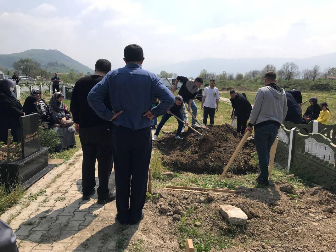 Ailesini vahşice katleden saldırgan, cenaze namazı kılınmadan defnedildi 2