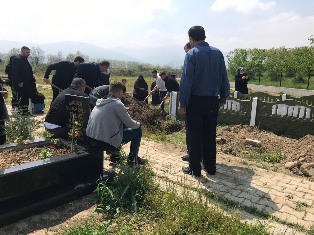 Ailesini vahşice katleden saldırgan, cenaze namazı kılınmadan defnedildi 3