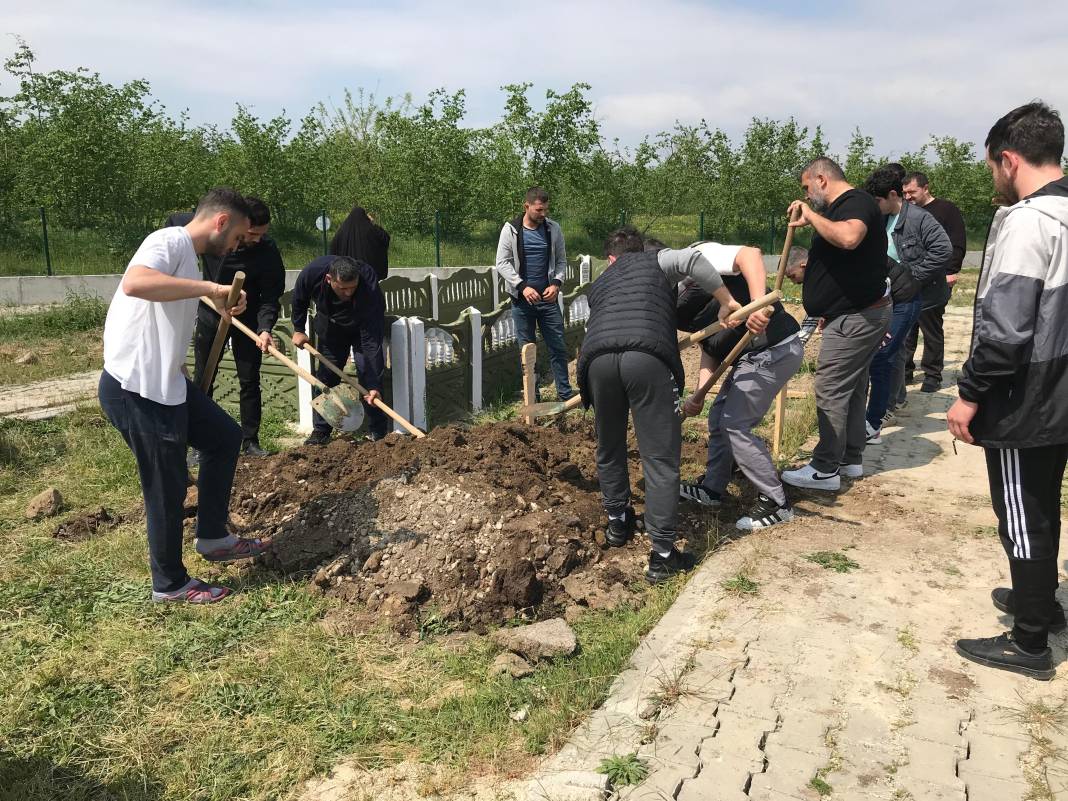 Ailesini vahşice katleden saldırgan, cenaze namazı kılınmadan defnedildi 1