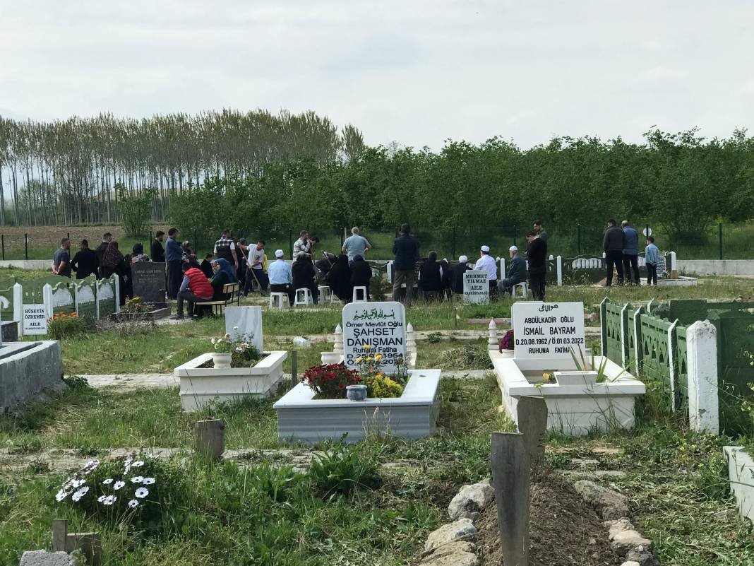 Ailesini vahşice katleden saldırgan, cenaze namazı kılınmadan defnedildi 5