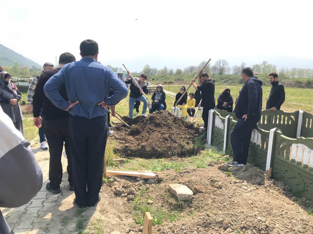 Ailesini vahşice katleden saldırgan, cenaze namazı kılınmadan defnedildi 10