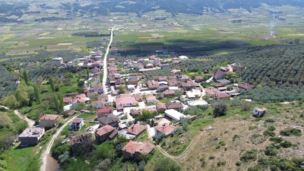 Duyan bidonunu kapıp geliyor yıllardır hasta olan tek kişi yok! İşte suyu şifalı köy 1