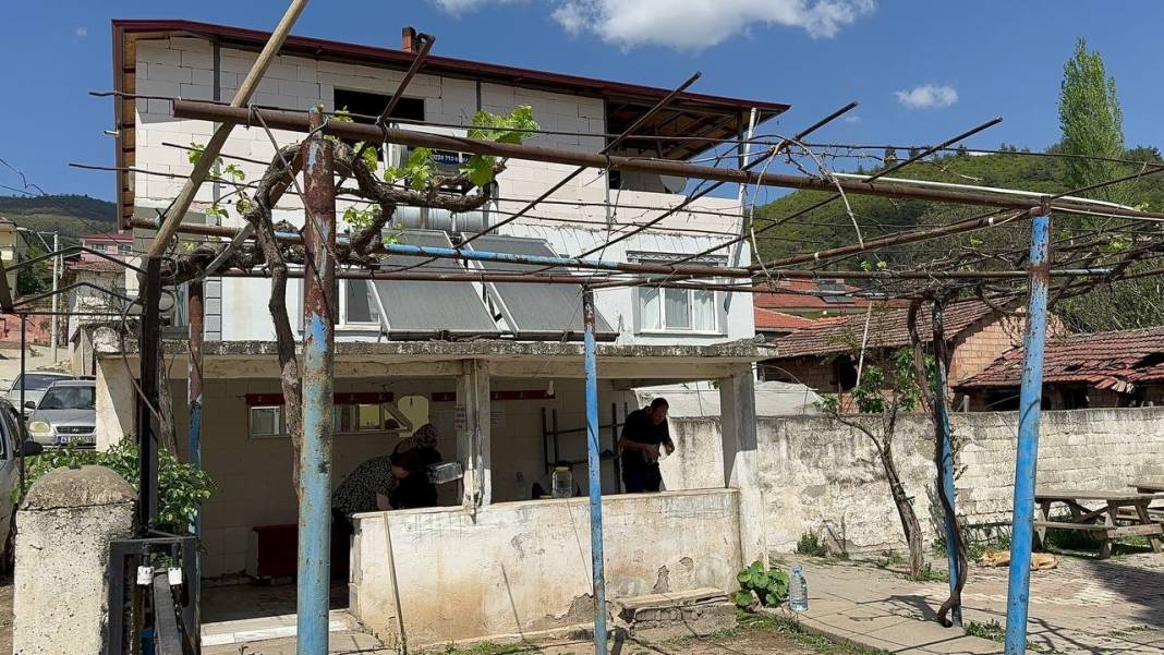 Duyan bidonunu kapıp geliyor yıllardır hasta olan tek kişi yok! İşte suyu şifalı köy 5