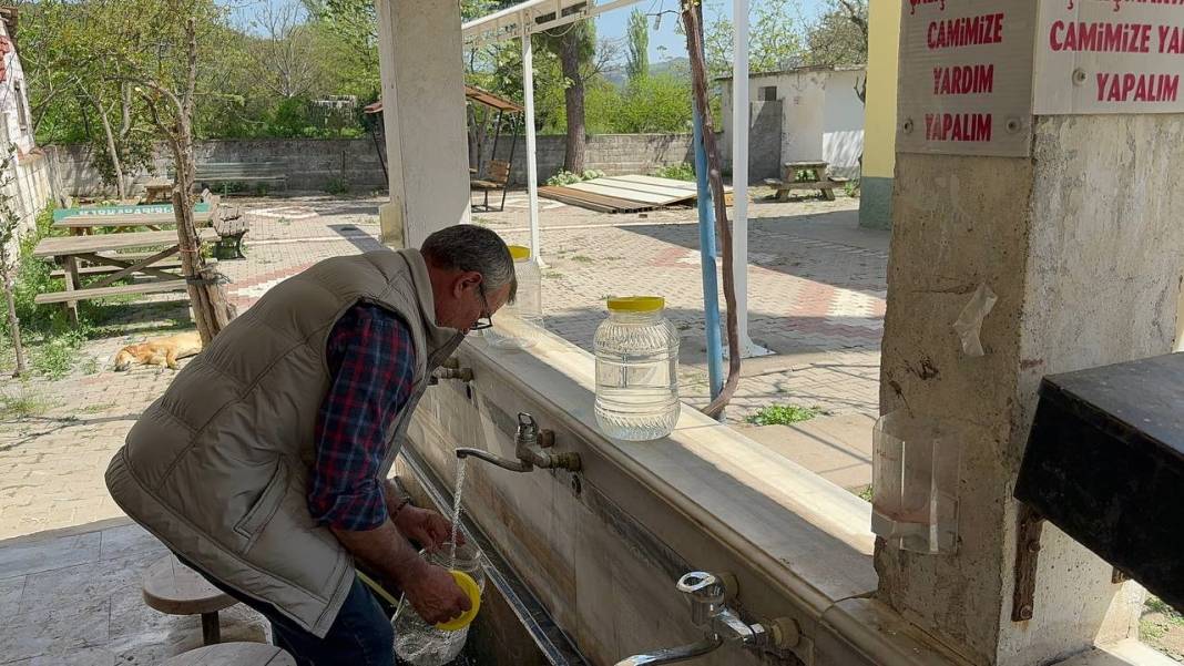Duyan bidonunu kapıp geliyor yıllardır hasta olan tek kişi yok! İşte suyu şifalı köy 2