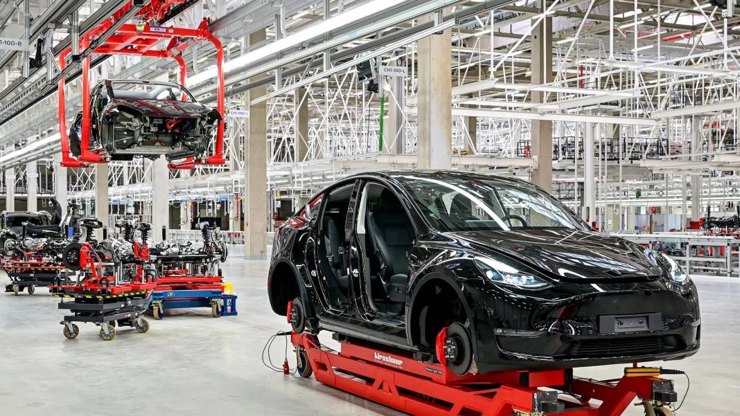 Tesla binlerce çalışanını işten çıkarttı 3