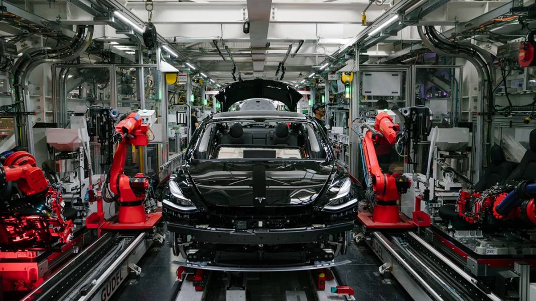 Tesla binlerce çalışanını işten çıkarttı 1