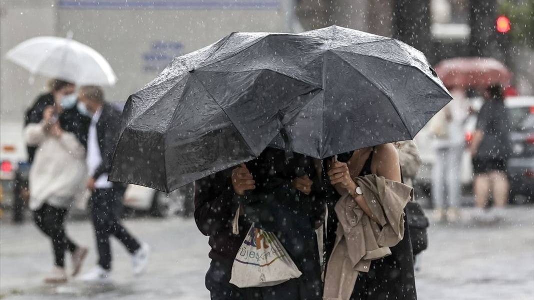Meteoroloji il il uyardı: Sıcaklıklar düşecek... Türkiye'yi sağanak vuracak 15