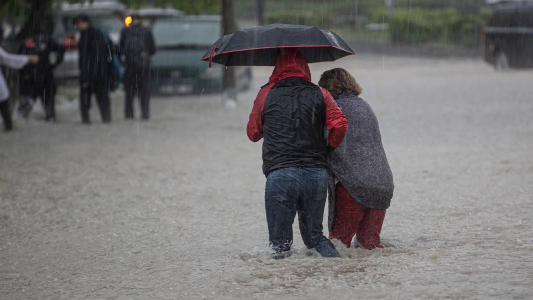 Meteoroloji il il uyardı: Sıcaklıklar düşecek... Türkiye'yi sağanak vuracak 10