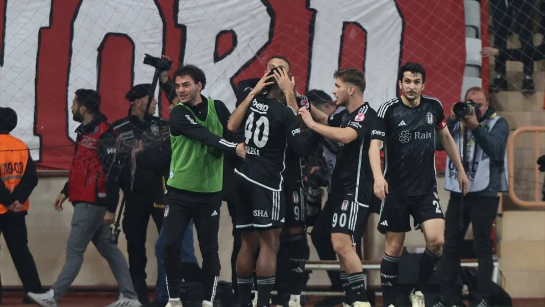 Beşiktaş'ta kriz dönemi: Efsane yıldız takımdan ayrılıyor! 4