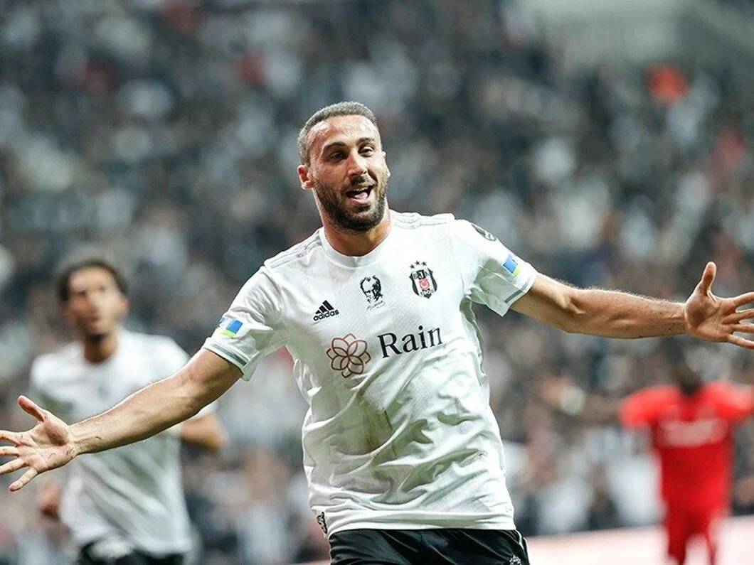 Beşiktaş'ta kriz dönemi: Efsane yıldız takımdan ayrılıyor! 6