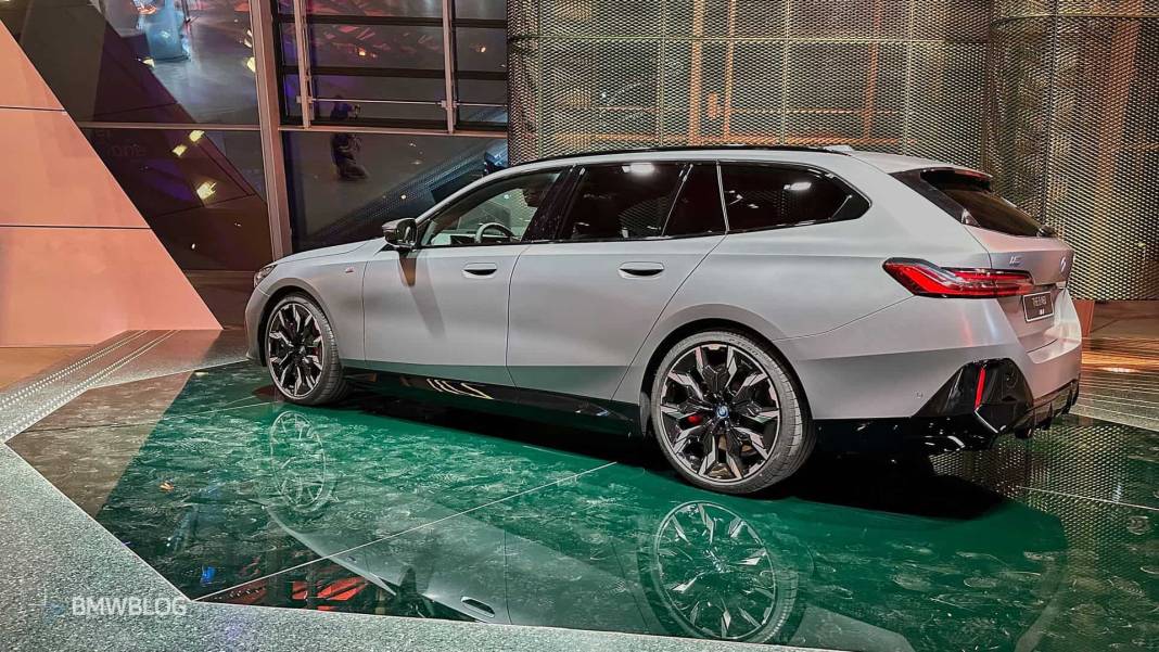 BMW i5 M60 Touring servet değerindeki fiyatıyla Türkiye'de 5