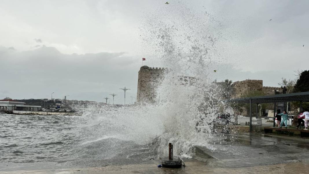 İstanbul dahil 81 ili esir alacak: Meteoroloji'den sağanak, ve fırtına uyarısı! 4 gün boyunca sürecek... 13