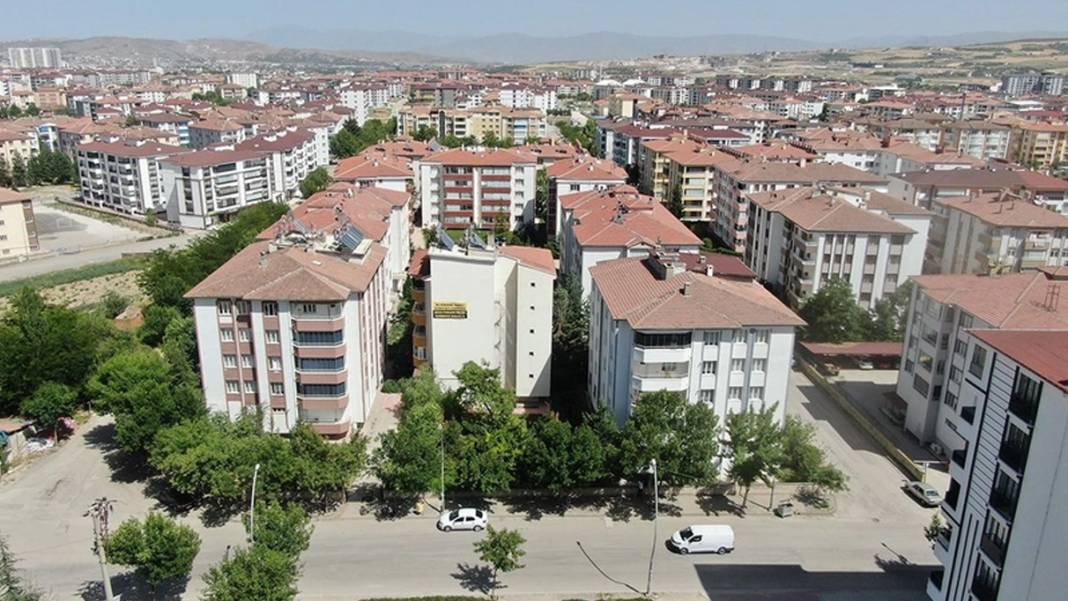 Ev sahibine isyan etti! Kiracının binaya astığı pankart olay oldu 4