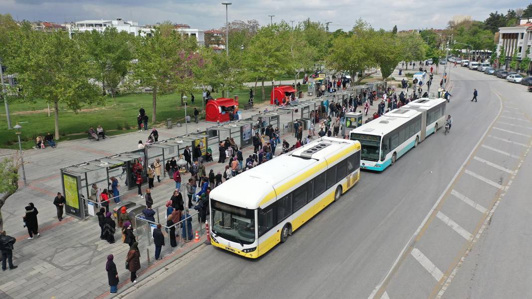 Toplu taşıma kullananlar havalara uçacak. Resmen ücretsiz oldu 8