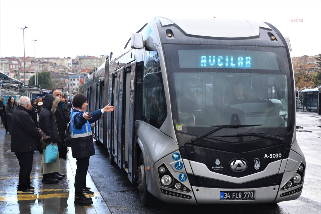 İETT'nin ilk kadın metrobüs denetim amiri görevde 1