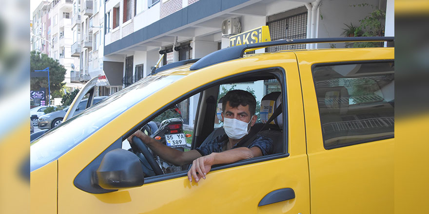 Takside unutulan serveti sahibine ulaştırdı... Mükafatını aldı