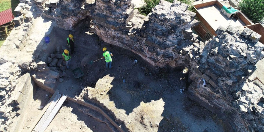 Restorasyon çalışmaları sırasında Orta Çağ döneminden kalma iskeletler bulundu